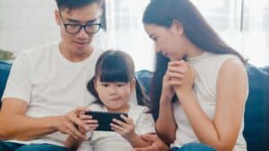 How Mobile Gaming Keeps Everyone Connected